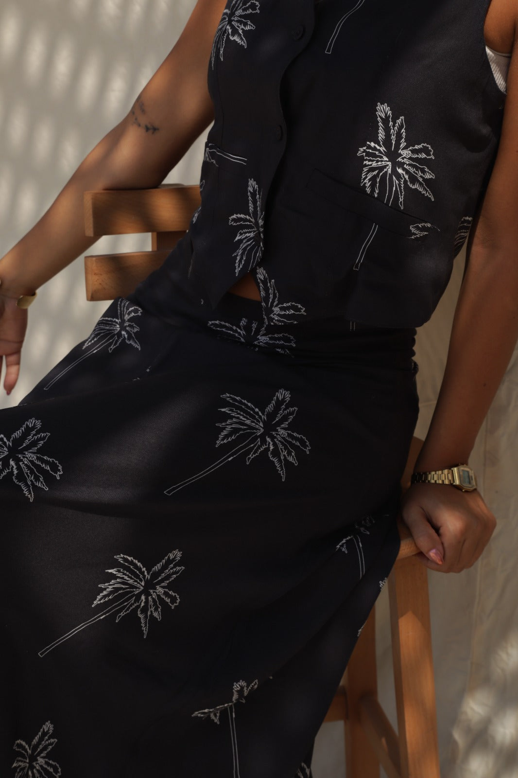 Relaxed Palms Set In Black